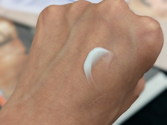 インジェスク PH 30000 ＋LH ピールケア セラムのテクスチャの写真