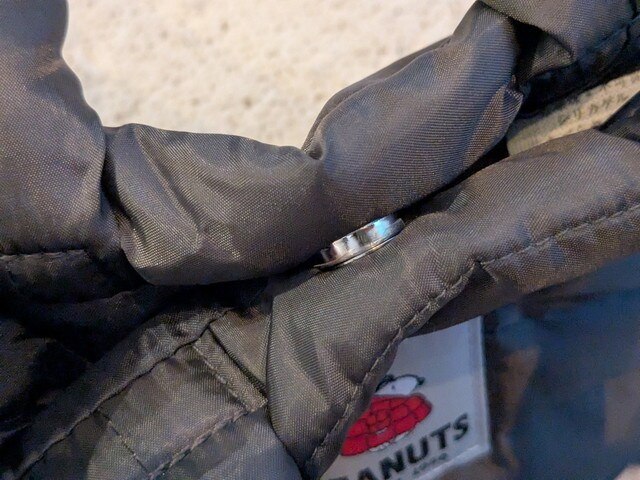 ショルダーストラップのナスカンとDカン接続部。ワンタッチ着脱可能