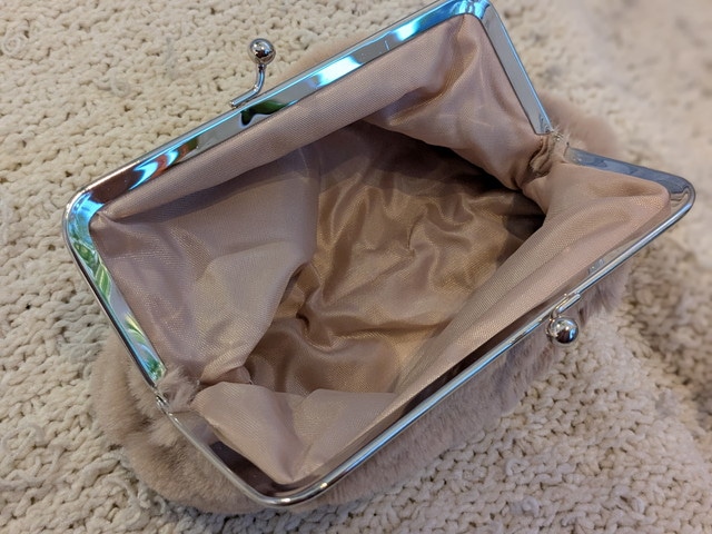 スヌーピー ふわもこがま口ポーチの内側。ベージュの裏地付きで中が見やすい