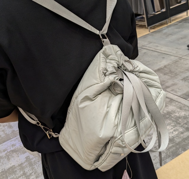 ミニリュックトートを背負っている