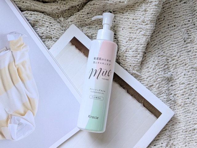 muo(ミュオ)クレンジングオイルのボトルを俯瞰で撮影