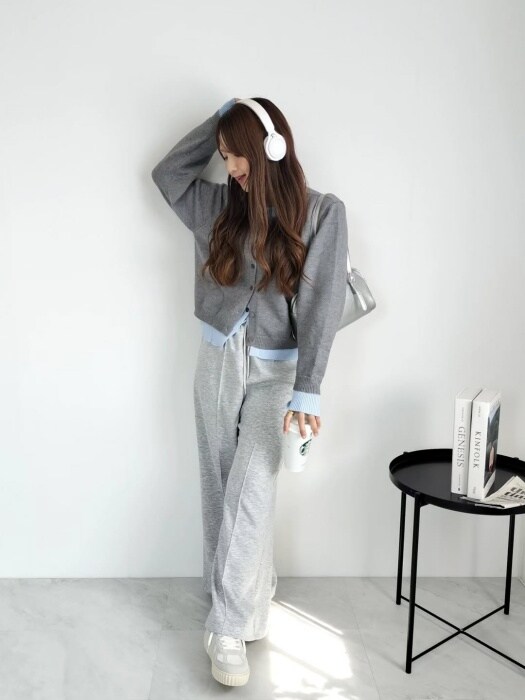 しまむらのライトグレーの「TRPUタックワイドパンツ」