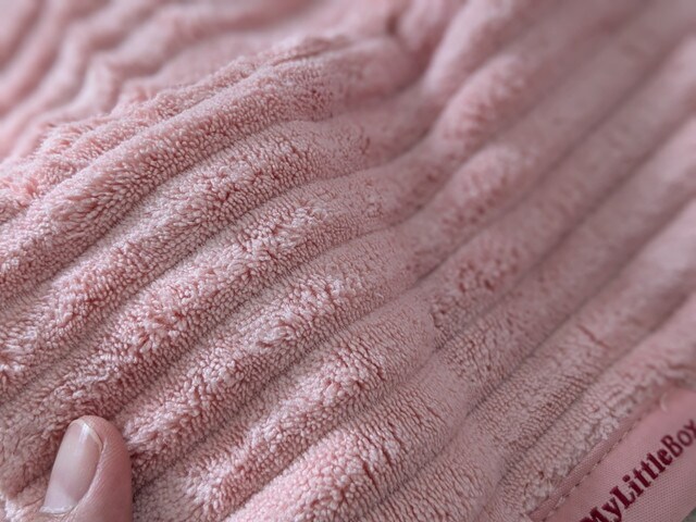 ピンクのヘアターバン生地のアップ（リブ状パイル）