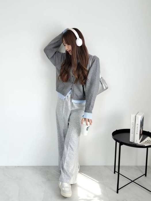 しまむらのライトグレーの「TRPUタックワイドパンツ」