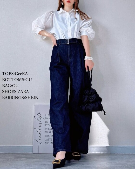 GUのネイビーの「ライトデニムベルテッドワイドパンツ」