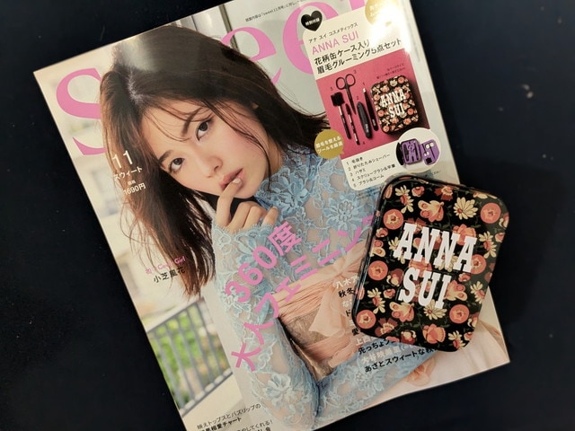 sweet 2025年11月号増刊の表紙とANNA SUI花柄缶ケースのセット