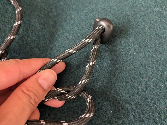 ロープショルダーストラップとコードロックのアップ