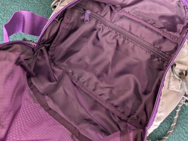 内装（パープル）とファスナーポケットの様子