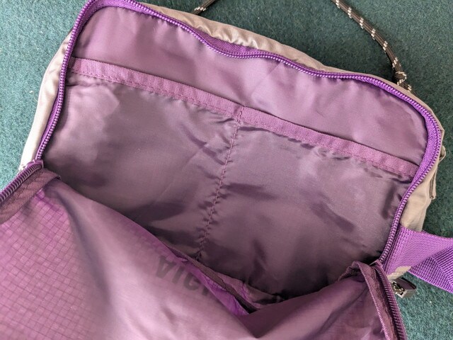 反対側の内装（広めのメイン室）