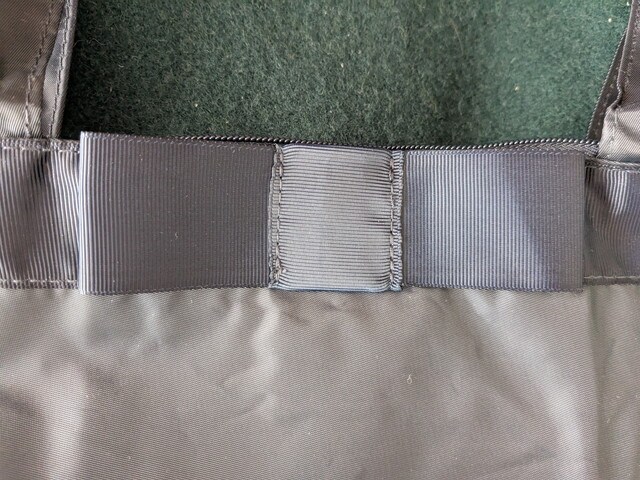 PLSTリボン付きトートバッグのジップ付き開閉部分