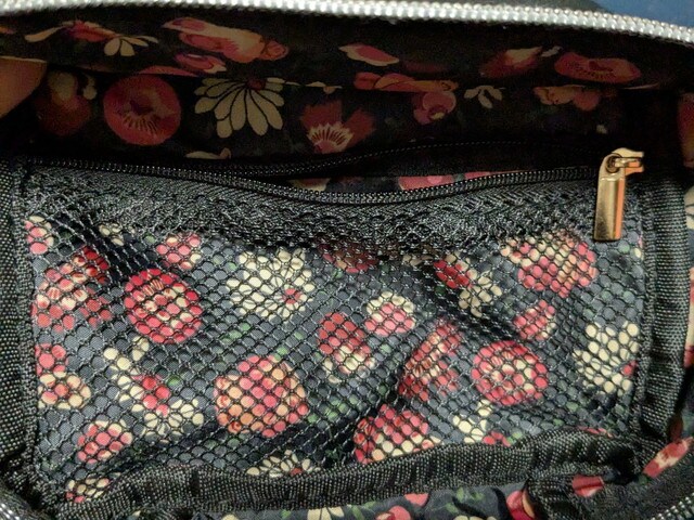 メッシュファスナーポケットと内装ゴムバンドの収納ディテール