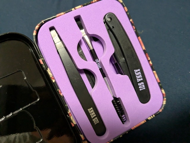 缶ケースを開けた様子。紫の成型ウレタンにツールがぴったり収まる
