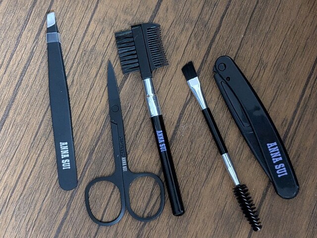 眉毛グルーミング5点の内容（毛抜き・ハサミ・ブラシ＆コーム・折りたたみシェーバー・スクリューブラシ&平筆）