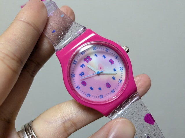 ピンクのフェイスとラメベルトのウォッチ全体