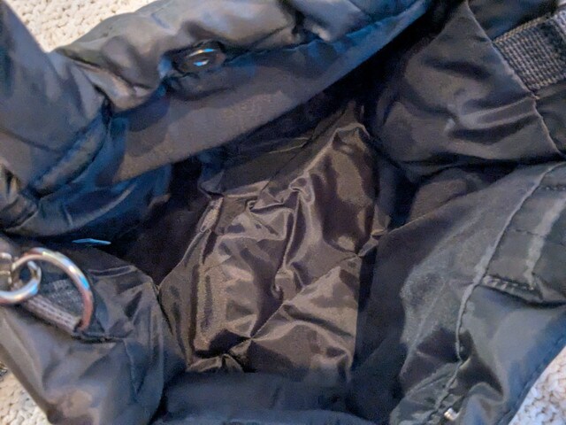 2WAYキルティングバッグの内側。黒の裏地で広々とした収納スペース