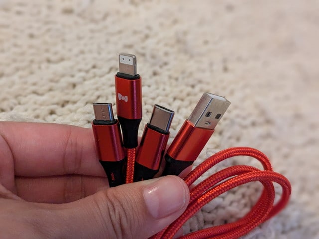 USB-AとLightning・Type-C・microUSBに分岐した赤い編み込みケーブル