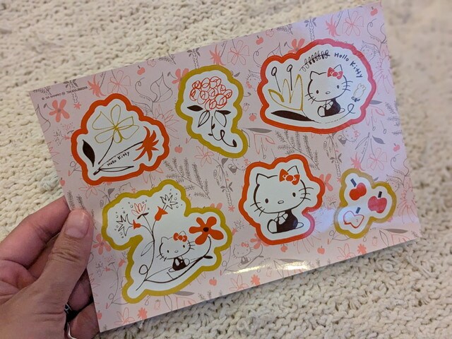 ハローキティや花モチーフのダイカットステッカー台紙