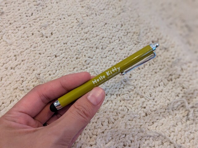 オリーブグリーンのHello Kittyロゴ入りタッチペン全体