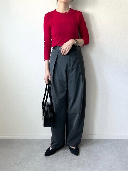 GUのダークグレーの「バレルレッグスラックス」