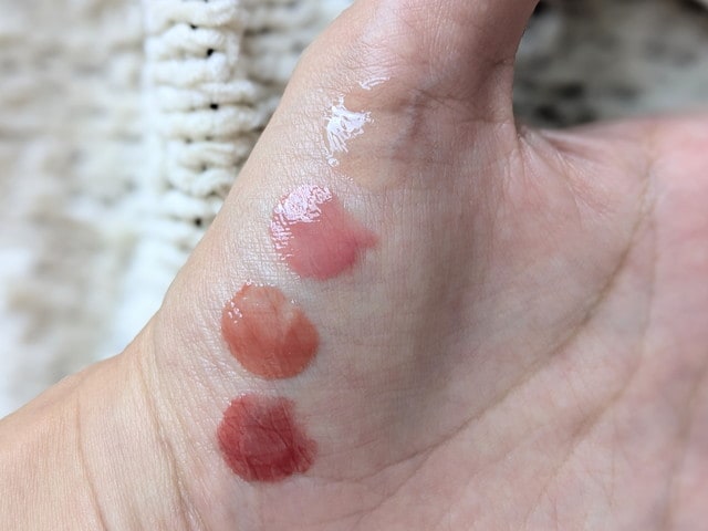 ROAlív ハニーラスター リップカラー美容液：スウォッチ（上からハニー・ベイビー・カシミヤ・デボーション）