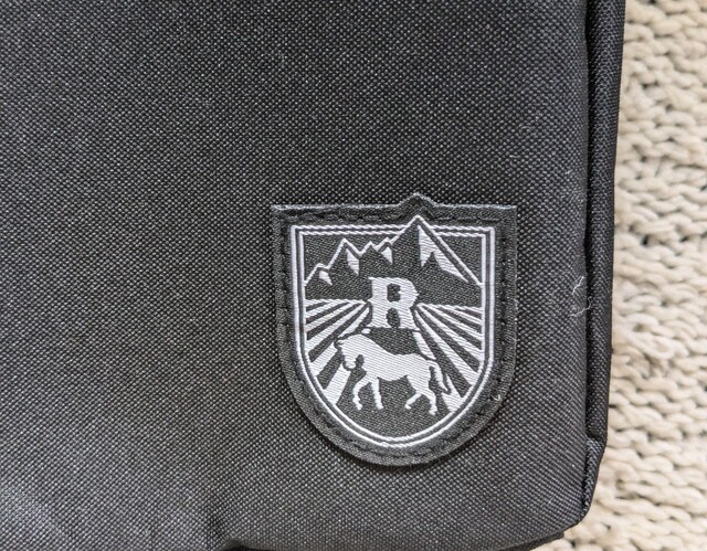 リゾナーレの世界観を表現した盾型ロゴワッペンのクローズアップ