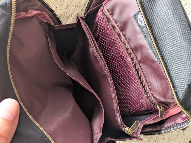 メイン室を大きく開いた内部。ファスナーポケットとメッシュポケット、仕切りが見える