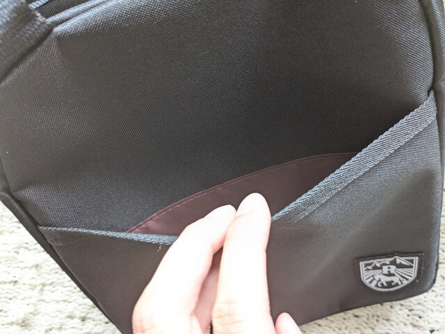 フロントスリットポケットのサイズ感が分かる写真