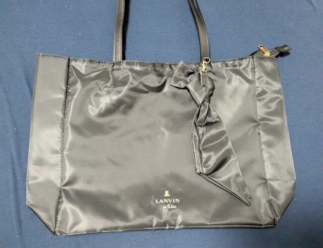 トートのフロント全体。ゴールドロゴがアクセント