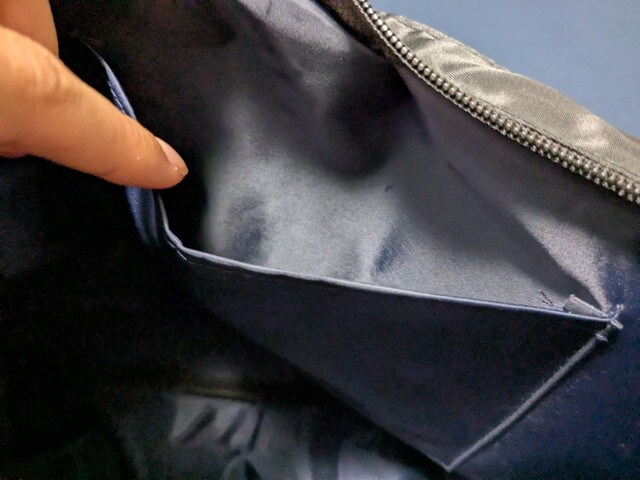 内側のポケットを指で示す様子