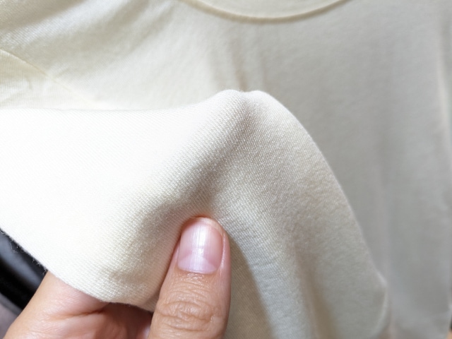 カシミヤブレンドウルトラライト長クルーネックTの生地感
