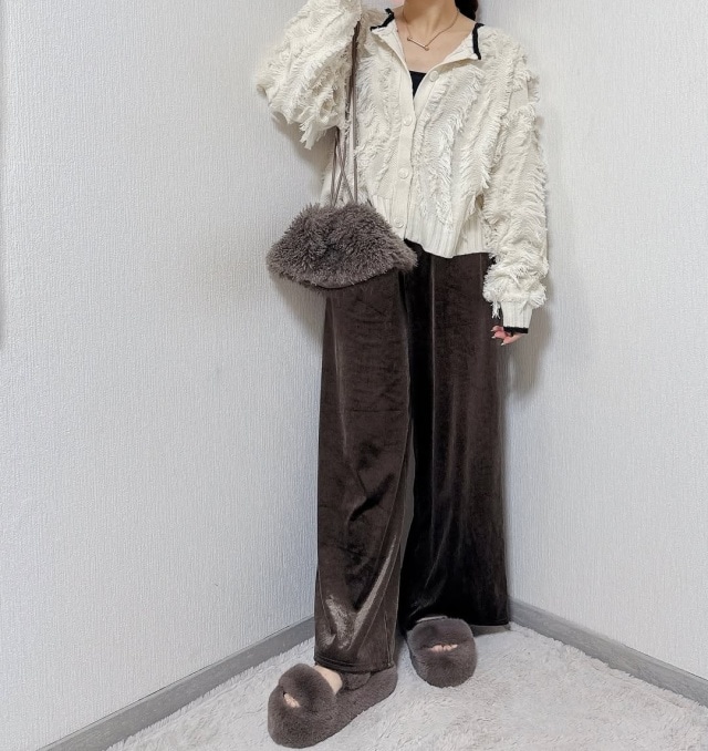 しまむらのブラウンの「ベロアドロストワイドパンツ」