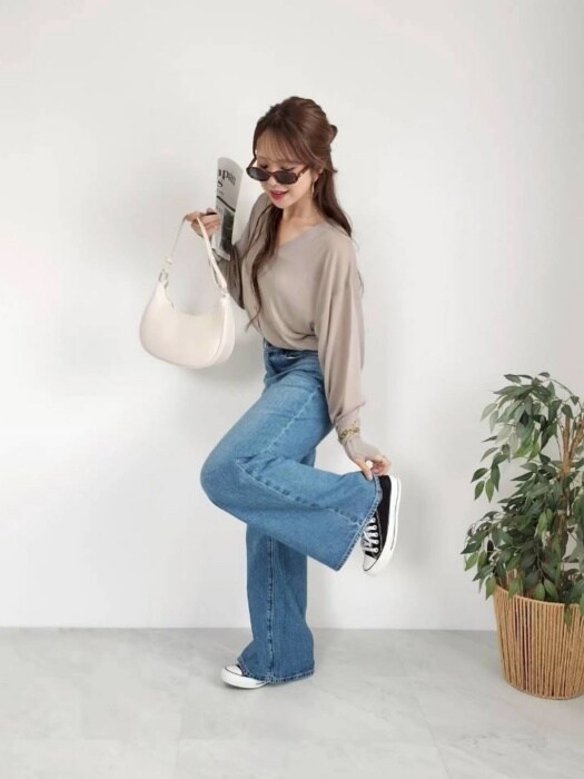 GUのブルーの「リラックスワイドフレアジーンズ」