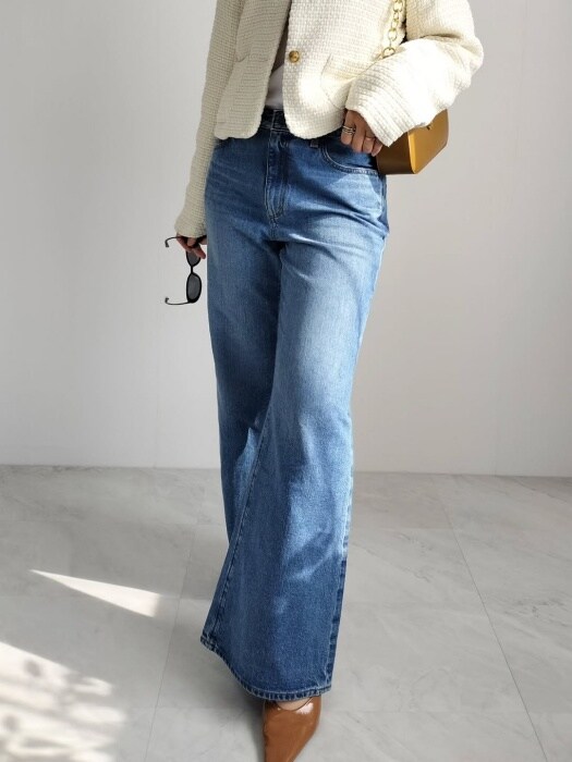 GUのブルーの「リラックスワイドフレアジーンズ」