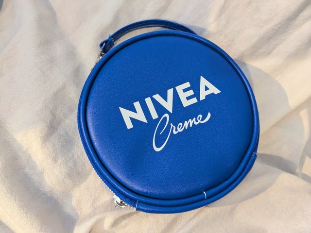 ニベア青缶デザインポーチのフタ部分（ロゴ入り）