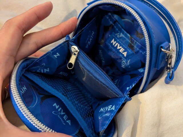 NIVEAポーチの内側。ブランドロゴ入りの総柄裏地とポケット付き