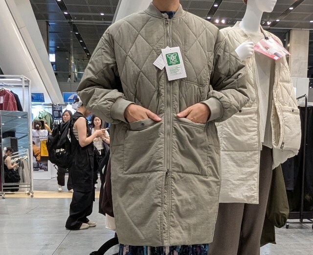 ロング丈のカーキの防風撥水キルティングアジャストブルゾン