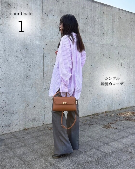 GUのグレーの「フレアスラックス」