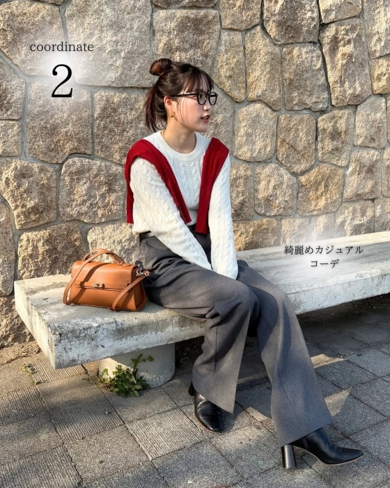 GUのグレーの「フレアスラックス」