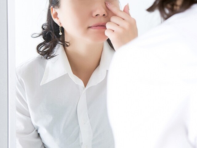 目元を気にする女性