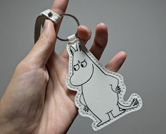 ムーミンのチャームを手に持った様子