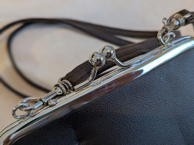 がま口を開けたショルダーポーチの内部構造 仕切り付きデザイン