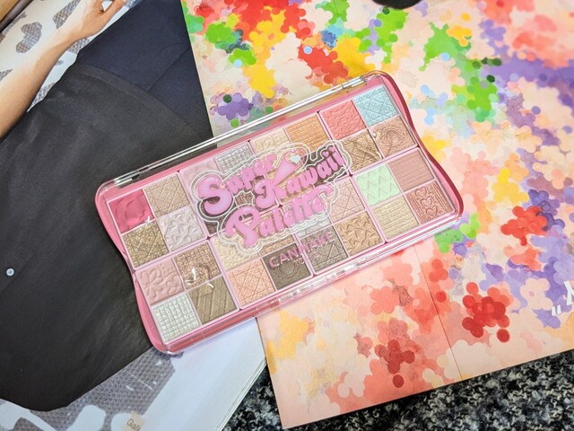 【CANMAKE】40周年記念！“スーパーかわいい！”が詰まった夢の32色パレットが登場♡