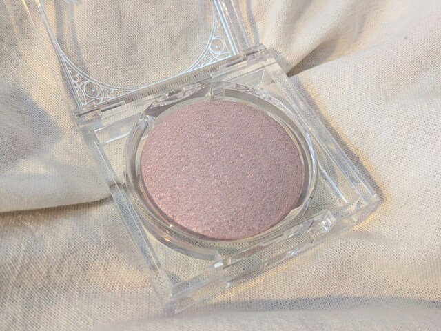 CANMAKE ムーングロウハイライター03 ムーングロウライラックの粉質アップ