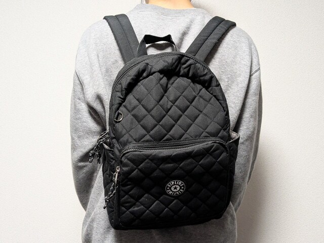 キプリングリュックを持ったところ