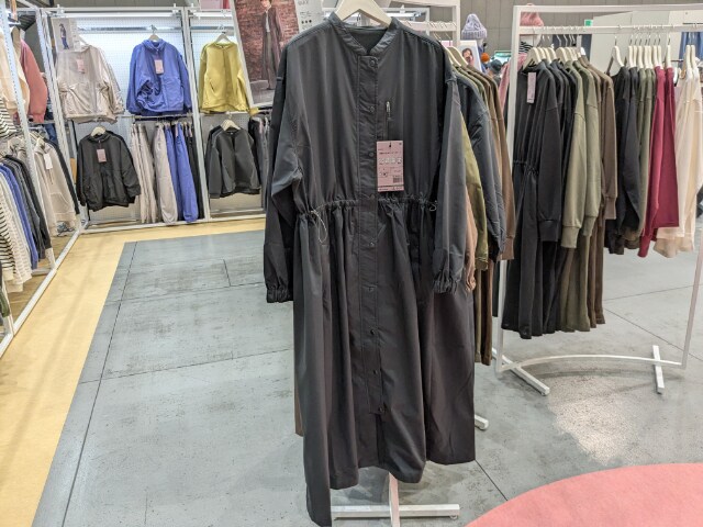 カーキの高撥水シェルワンピースコート