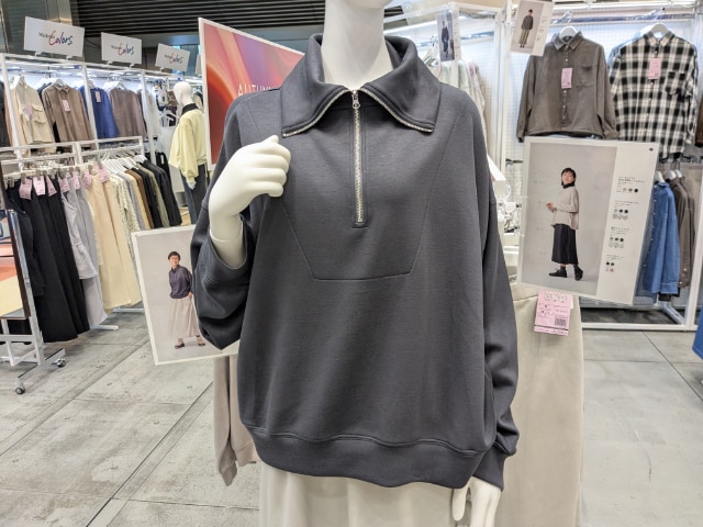 シーンレスハーフジップPOを着用したマネキン
