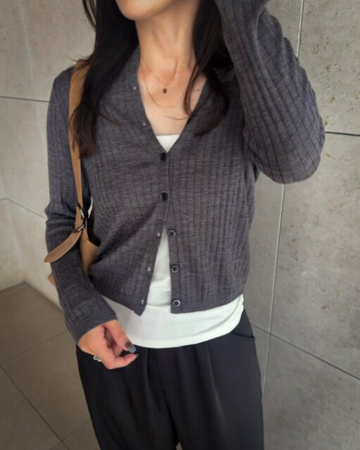 UNIQLOメリノリブクルーネックショートカーディガンのコーデ