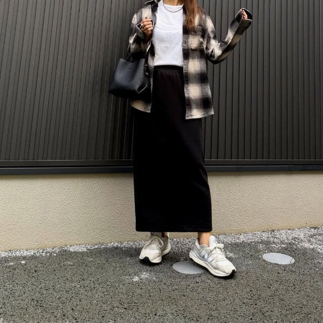 UNIQLOのドライスウェットナローロングスカートのコーデ