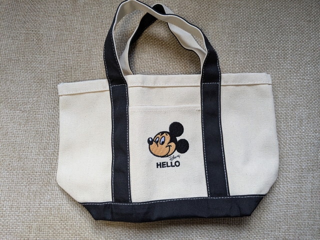 Shinzone×ミッキーマウスのキャンバスミニトート 正面。HELLOのロゴとミッキーの刺繍入り