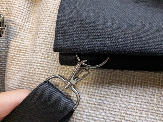 サイドのDカンとナスカンでショルダーストラップを接続しているアップ